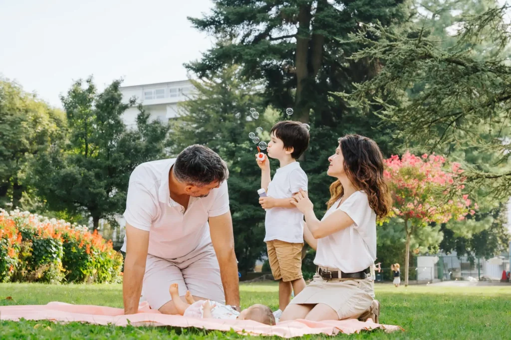 Portrait de famille dans un parc aux alentours de Grenoble