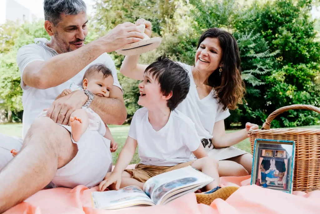 Famille jouant dans un parc