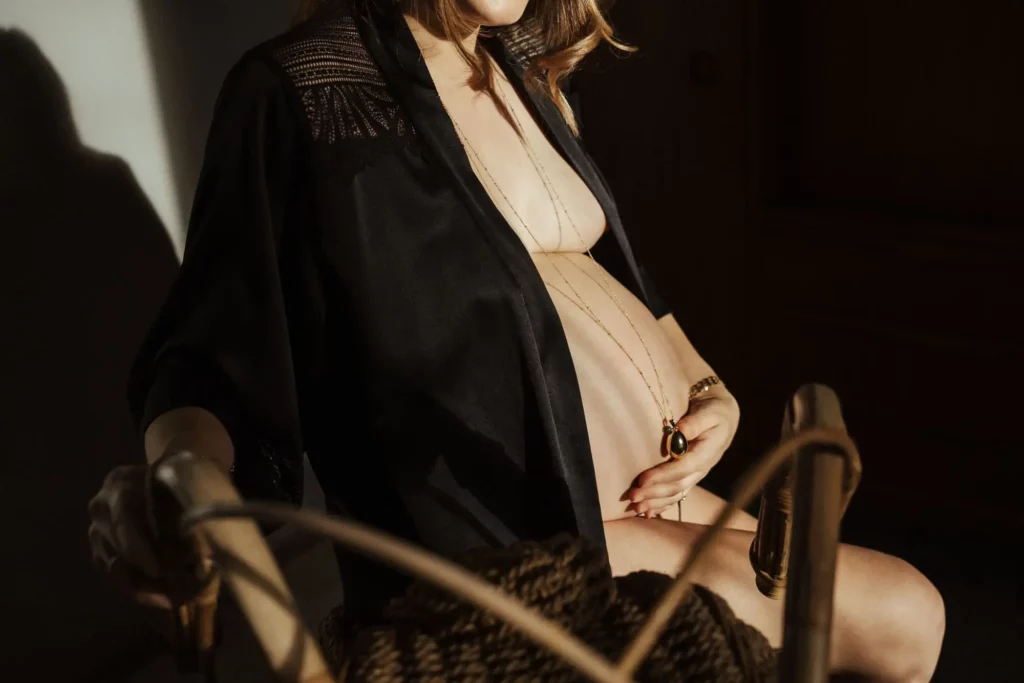 Shooting original à domicile d'une femme enceinte