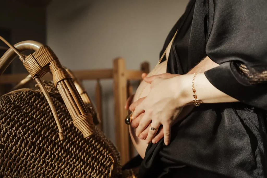 Profil du ventre d'une femme enceinte