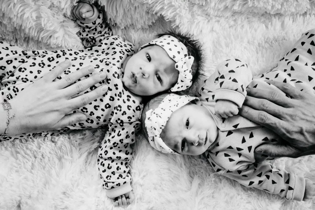 Shooting nouveau-nés en noir et blanc, jumelles