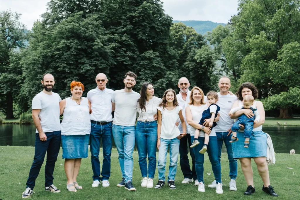 Shooting d'une famille, photo de groupe dans un parc