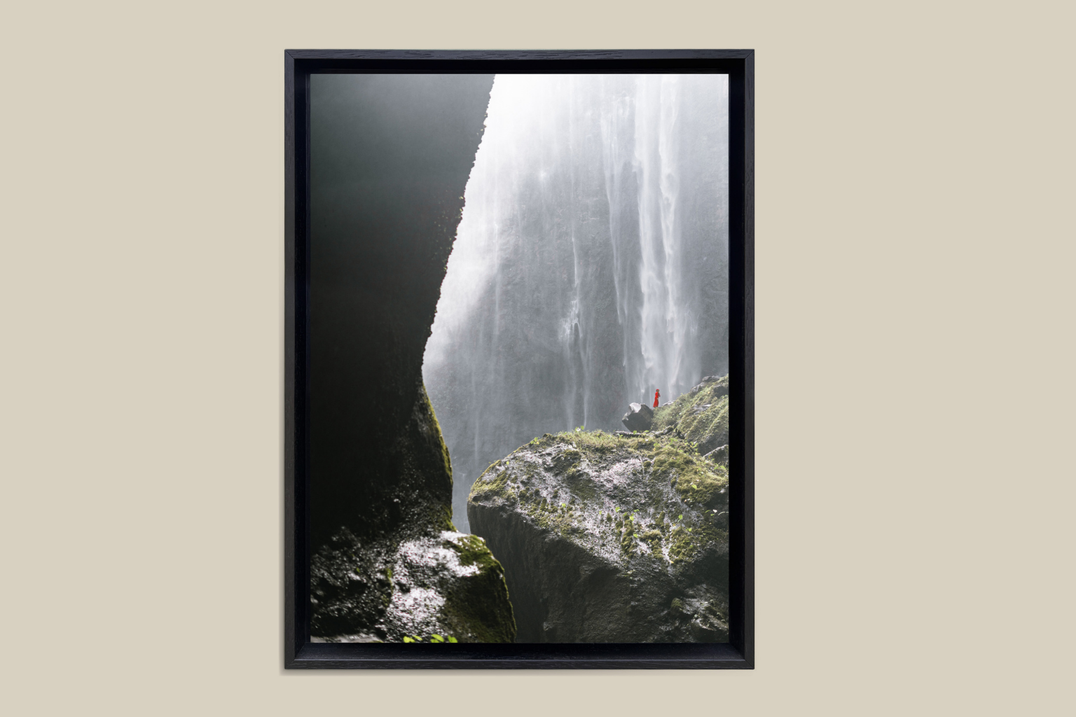 Rouge au cœur des chutes